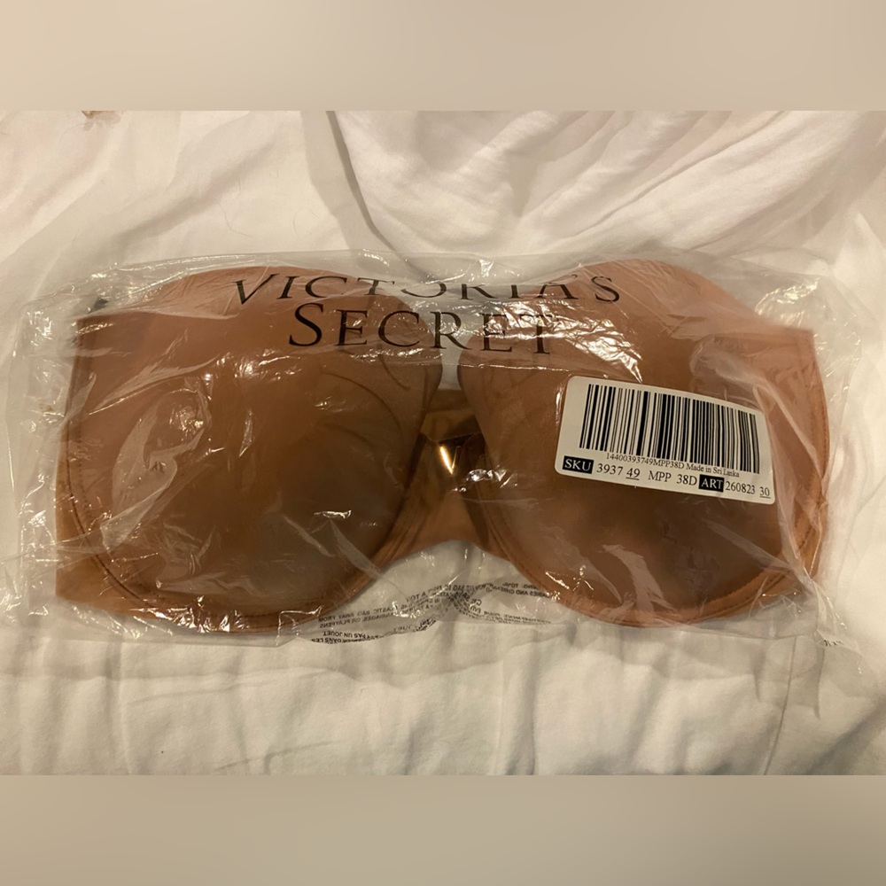 Victoria’s Secret dark nude color?size 38D bra nwts underwire and padded.